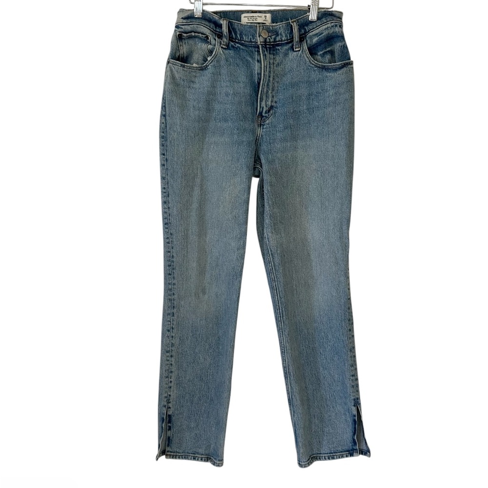 Abercrombie & Fitch 90’s Ultra High Rise Curve Love Light Wash Jeans- Size 28S